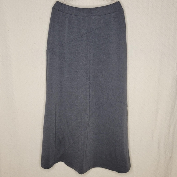 Elegant Gray Women's Skirt - Picture 2 of 5